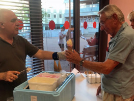 Auch der ehemalige Bürgermeister Klaus Kirchner ließ sich ein Eis schmecken.