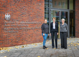 Dr. Friederike Storch, Ulrike Bahr MdB und Dr. Ruth Vornefeld vor dem ZNAF