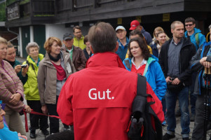 "Gut" - die rote Regenjacke des BayernSPD-Vorsitzenden Florian Pronold sagte alles.