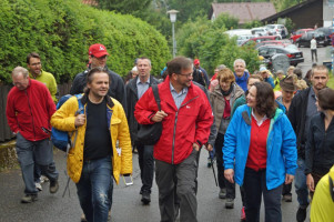 Trotz feuchter Witterung gingen rund 60 Personen mit Bundesministerin Andrea Nahles und dem BayernSPD-Vorsitzenden Florian Pronold bergauf.