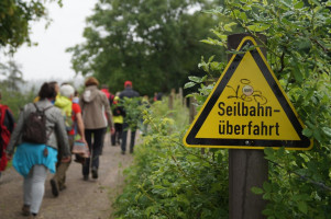 Bergauf unter der Seilbahn hindurch.