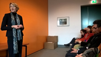 Diskussion mit Ulrike Bahr im Bundestag (Foto Angelika Lonnemann)