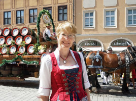 Vor dem festlichen Brauereiwagen