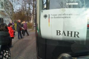 Der Bus aus Augsburg brachte die Gruppe innerhalb von Berlin an alle Orte.