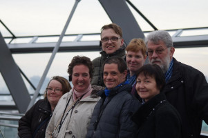 Die Gruppe aus den Ringeisen-Werkstätten auf der Reichstagskuppel.