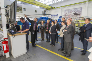 Die Abgeordneten informieren sich in der Fertigungshalle bei Airbus helicopters. (Foto: Airbus helicopters)