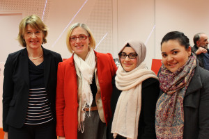 Ulrike Bahr mit Heidi Hofstetter und ihren Mitstreiterinnen vom Stadtjugendring