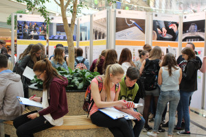 Besucher der Ausstellungseröffnung