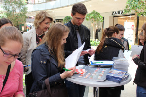 Besucher der Ausstellungseröffnung