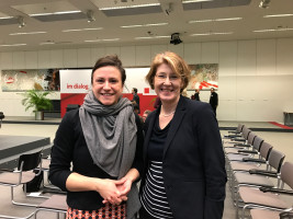 Ulrike Bahr und Lisi Maier im Fraktionssaal