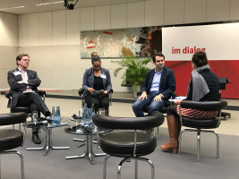 Die "Fishbowl" formiert sich: Bischof Dr. Markus Dröge, Moderatorin Miriam Camara, Aziz Bozkurt und Lisi Maier