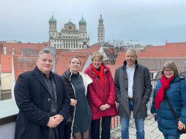 Ulrike Bahr und Carsten Träger auf dem Dach der Wohnanlage "Fritz & Jack" mit Cornelia Schönauer (Leitung Qualifizierte Assistenz), Gregor Beck (Vorstand Fritz-Felsenstein-Haus e.V., Birgit Ritter (Büro Bahr)