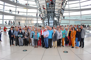 Die Reisegruppe aus Augsburg auf der Kuppel des Bundestages