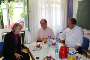 Ulrike Bahr, MdB im Gespräch mit Herrn Grassmann (Mitte) und Herrn Wagner (rechts)