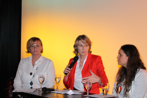 Während der Podiumsdiskussion (v.l.n.r.): Sabine Rochel, Polizeipresidium Schwaben Nord, Ulrike Bahr, MdB und Olivia Haußmann, Vors. der AG sozialdemokratischen Frauen