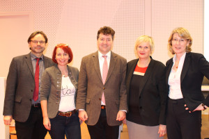 von links: Michael Groß (MdB), Gabriele Opas (Freiwilligenzentrum Augsburg), Dr. Dr.Stefan Kiefer (3.Bürgermeister und Sozialreferent der Stadt Augsburg), Andrea Collisi (Stadträtin aus Königsbrunn) und Ulrike Bahr (MdB)