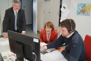 Entscheider Alexander May (rechts) erläutert Ulrike Bahr die Diktierfunktion seines Computerprogramms. Links: Heribert Binter, Leiter der BAMF-Außenstelle.