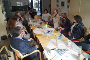 Gespräch in einem Haus mit vielen sozialen Eigenschaften in Augsburg-Firnhaberau.