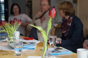 Ulrike Bahr im Gespräch mit Vertretern von ASB, AWO und dem Mehrgenerationentreff in Augsburg-Firnhaberau.