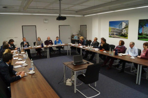 Die Bundestagsabgeordneten im Gespräch mit dem Geschäftsführer und dem Personalrat des Klinikums Augsburg.