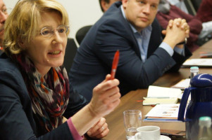 Die beiden MdBs Ulrike Bahr (Augsburg) und Carsten Träger (Fürth) im Gespräch im Klinikum.