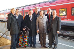 Auf dem Bahnhof Donauwörth: MdB Ulrike Bahr (links), MdB Carsten Träger (2.v.l.), MdB und Landesgruppenchef Martin Burkert (3.v.l.), MdB Gabriele Fograscher (3.v.r.), MdB Dr. Karl-Heinz Brunner (rechts).