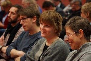 Unter den Zuhörern Anna Rasehorn, SPD-Stadträtin und Juso-Vorsitzende (2.v.r.) und SPD-Stadträtin Jutta Fiener (rechts).