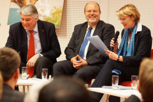 Trotz des ernsten Themas gab es humorvolle Momente bei der Diskussion zum Thema "Innere Sicherheit" in der Stadtbücherei.