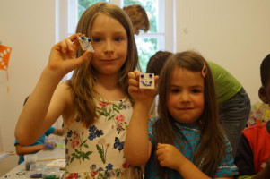 Stolz zeigen Lina und Sofia ihre Broschen.