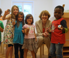 Nach einer aufregenden Stunde in der Kita Kindernest in Pfersee zeigen die Kinder ihre gebastelten Broschen.