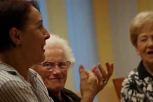 Claudia Zerbe, Projektleiterin KompetenzNetz Demenz (links) engagiert sich für das Ehrenamt mit Dementen.