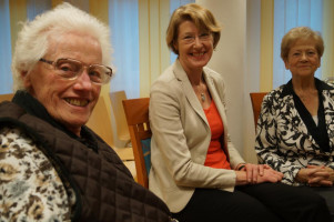 Gertrud Beh, eine 87-jährige Bewohnerin, mit MdB Ulrike Bahr und dem Gast Berta-Maria Seefried.