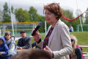 Schirmherrin Ulrike Bahr eröffnete das Interkulturelle Maifest an der Universität Augsburg.