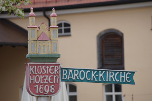 Die Anlage mit Hotel und Behinderteneinrichtung befindet sich im ehemaligen Kloster Holzen.