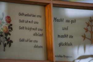 Überall in den Werkstätten wird an den christlichen Gründer Dominikus Ringeisen erinnert.