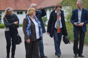 Intensive Gespräche während des Rundgangs über die Anlage.