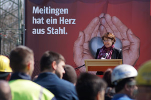 Ulrike Bahr am Rednerpult beim Stahlaktionstag in Meitingen.