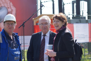 Ulrike Bahr mit Max Aicher, dem Geschäftsführer der Max-Aicher-Unternehmensgruppe (Mitte) und Betriebsrat Peter Hochhuber.