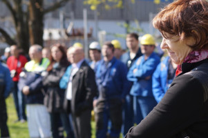 Ulrike Bahr hört dem Bezirksleiter der IG Metall Bayern, Jürgen Wechsler, beim Stahlaktionstag in Meitingen zu.