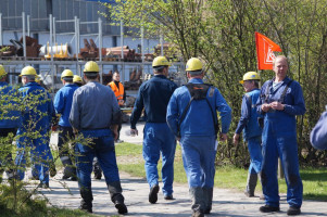 Stahlarbeiter im Anschluss an die Aktion auf dem Rückweg zum Arbeitsplatz.