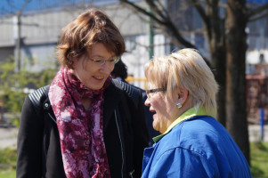 Ulrike Bahr mit der Betriebsratsvorsitzenden der Lechstahlwerke, Maria Heinrich.