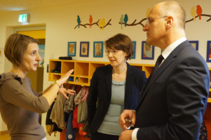 Die pädagogische Assistentin Sabine Zivcic-Küster (links) im Gespräch mit MdB Ulrike Bahr und OB Dr. Kurt Gribl.