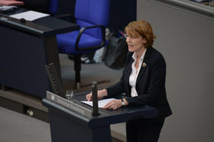 MdB Ulrike Bahr spricht im Juli 2016 Bundestag.