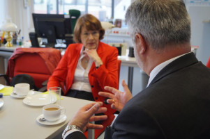 MdB Ulrike Bahr spricht mit Regierungsdirektor Heribert Binter, Leiter der Außenstelle des Bundeamt für Migration und Flüchtlinge.