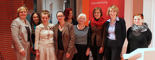 Diskussion Fraktion vor Ort im November 2014 „Rotlicht im Fokus“. Unter den Abgebildeten MdB Dr. Eva Högl (links), Olivia Haußmann (Sprecherin AsF Augsburg, 2.v.l.), Mechthild von Luxburg (Deutscher Frauenrat e.V., 4.v.r.). Foto: Robert Kratzsch.