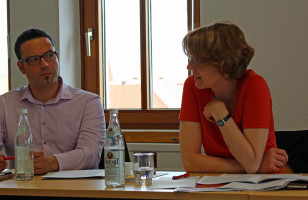 Mathias Hennig und Ulrike Bahr in der Diskussion.