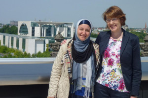 Ulrike Bahr und eine Stadtteilmutter auf der Terrasse des Reichstags.