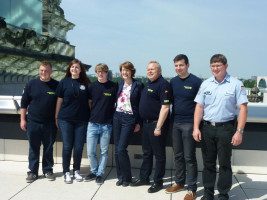 Ulrike Bahr und eine Gruppe vom THW auf der Terrasse des Reichstags.