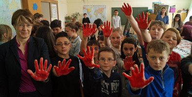 Zeigen gemeinsam die Rote Hand: MdB Ulrike Bahr und Schülerinnen und Schüler der Schillerschule.