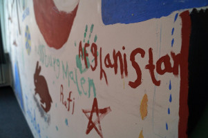 Eine Wand im Wohnheim mit den Begriffen "Augsburg" und "Afghanistan" wurde von den jungen Flüchtlingen gestaltet.